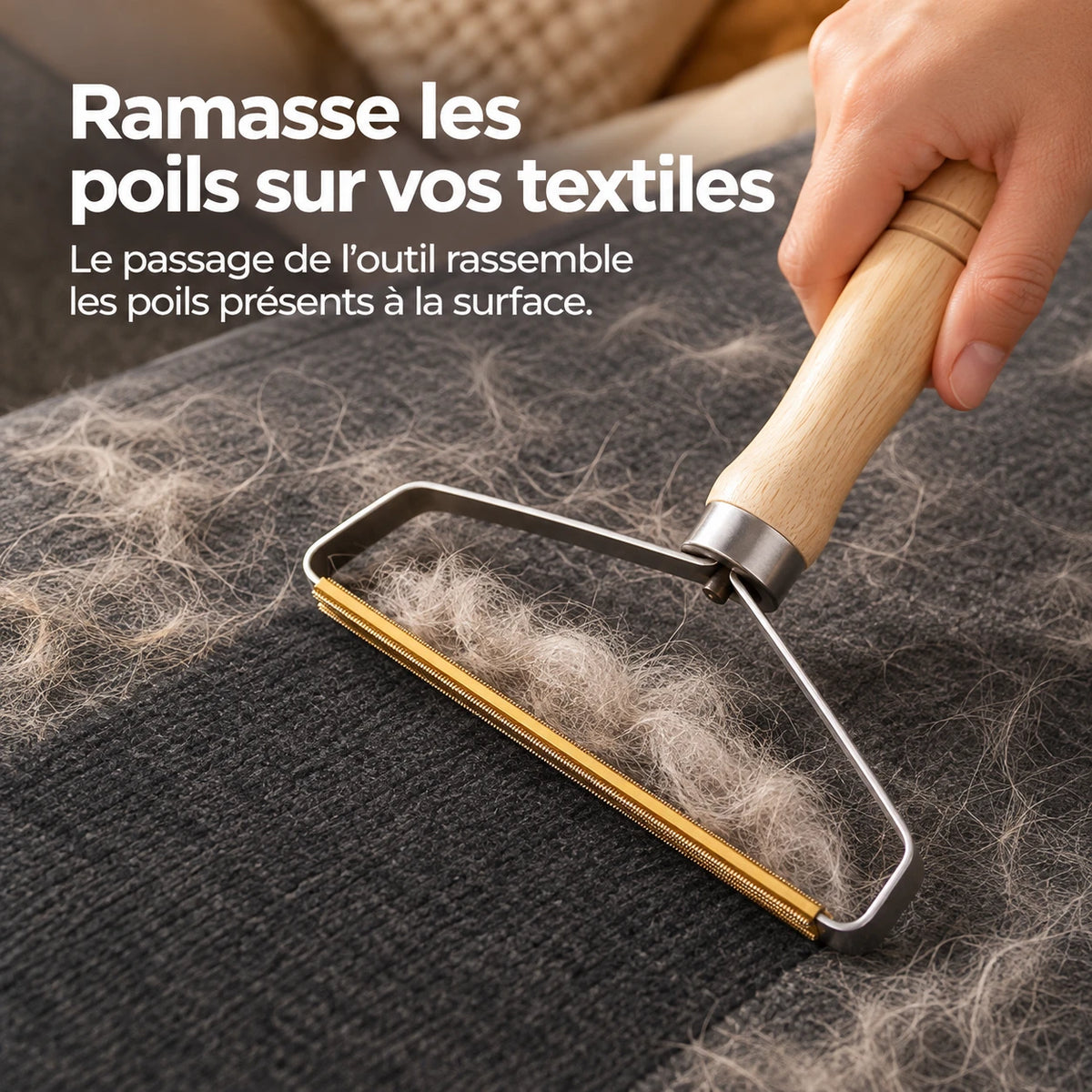 Passage de la brosse sur un tissu gris foncé, les poils se rassemblent devant l’outil