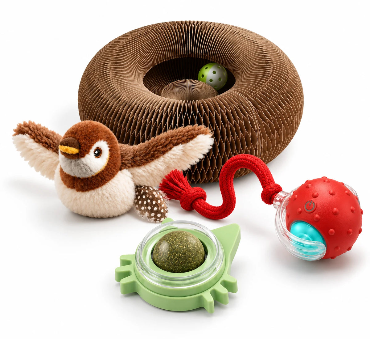 Les quatre jouets du coffret : griffoir donut en carton, oiseau en peluche à plumes, balle interactive rouge à corde et boule d'herbe à chat sur support vert