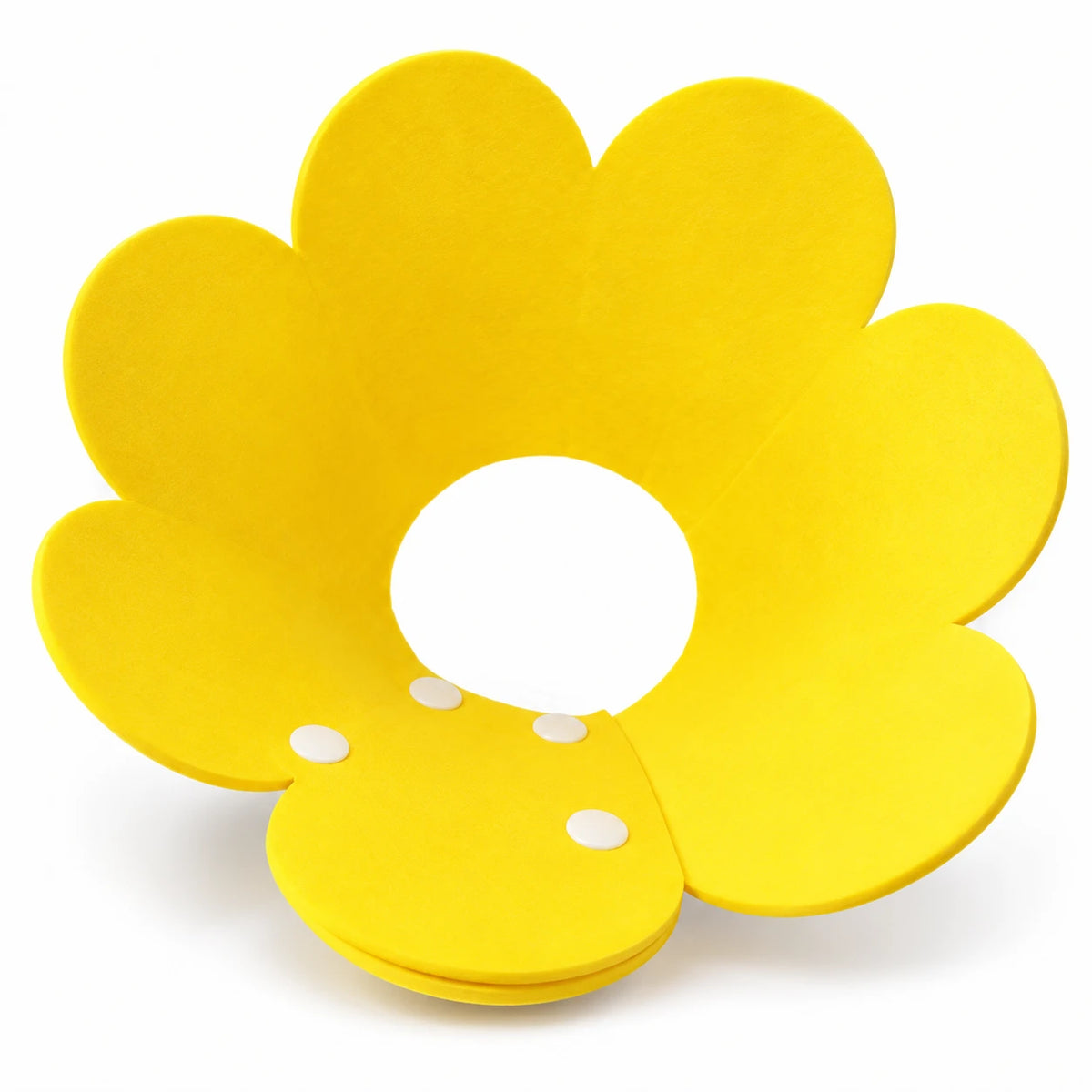 Collerette jaune en forme de fleur vue seule, avec ses boutons-pression blancs