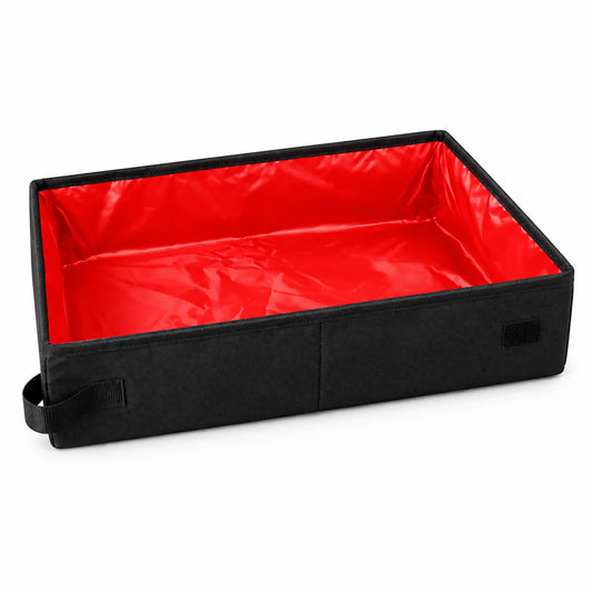 Litière de voyage pliable dépliée, extérieur noir et doublure rouge, avec sa poignée latérale