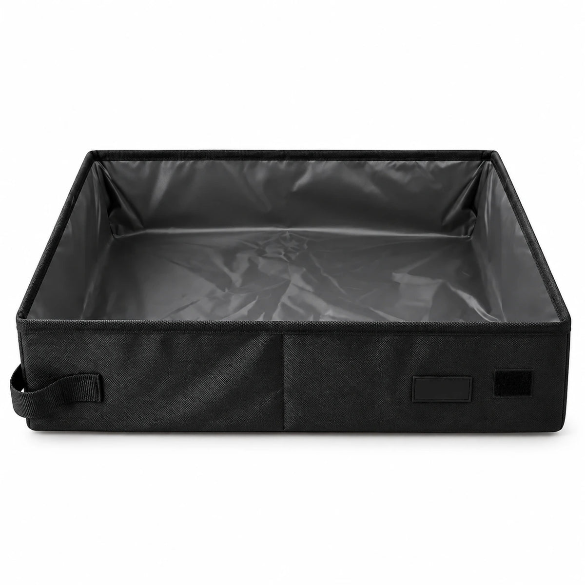 Litière de voyage pliable dépliée, entièrement noire, avec sa poignée latérale et ses velcros
