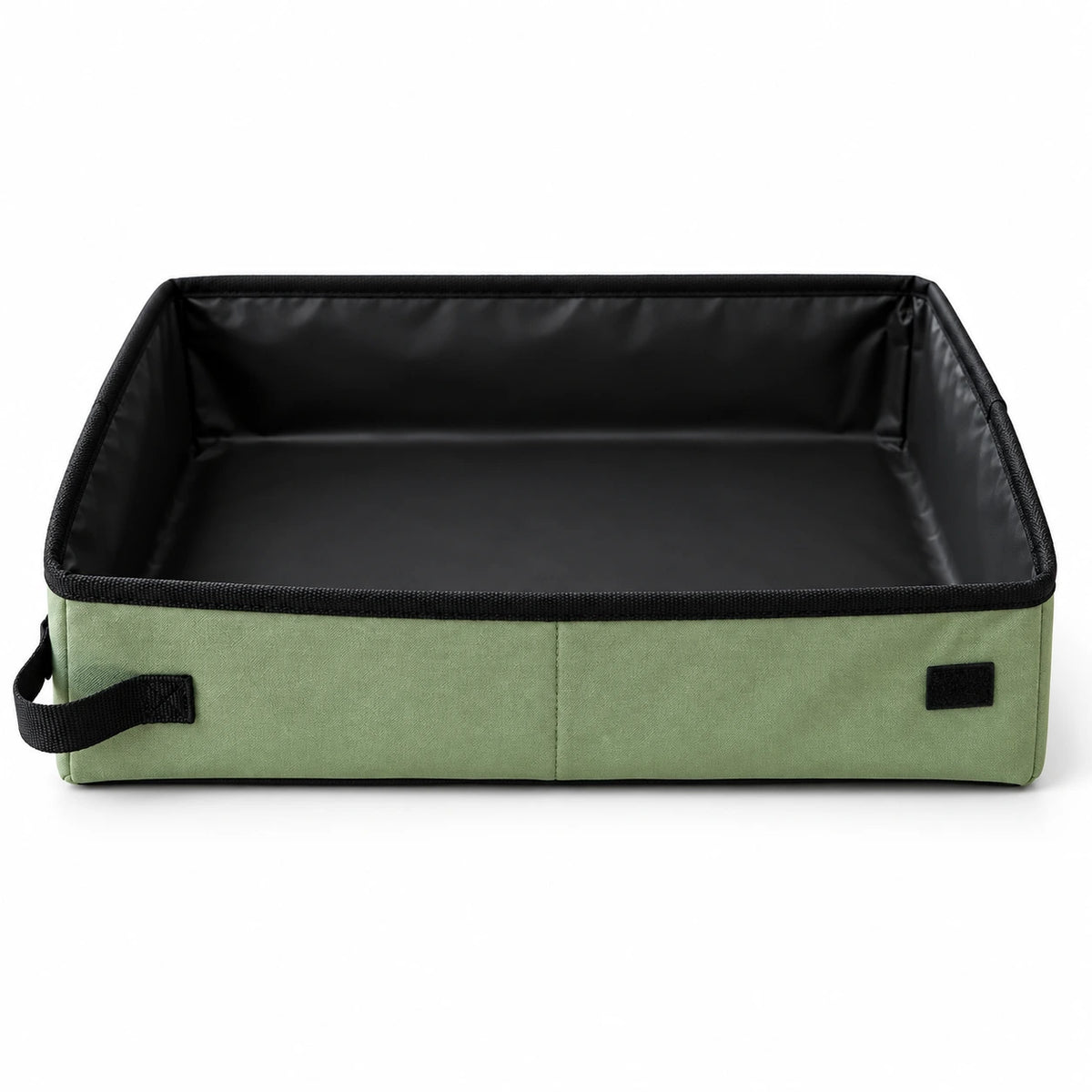 Litière de voyage pliable dépliée, extérieur vert et doublure noire, avec sa poignée latérale