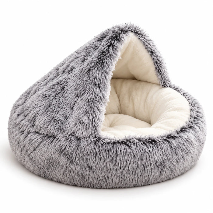 Panier fermé pour chat en peluche grise, capuche relevée sur un coussin intérieur écru