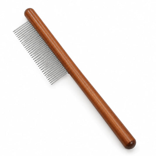 Peigne pour chat posé à plat, manche en bois et dents métalliques de deux longueurs alternées