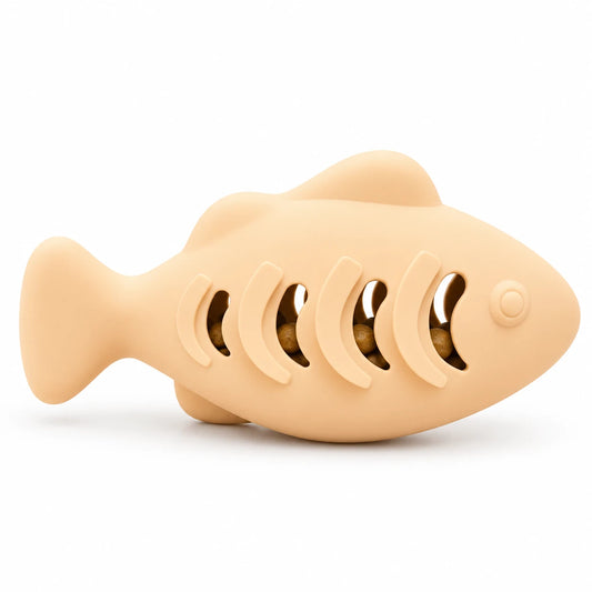 Jouet poisson beige en silicone pour chat, avec des croquettes visibles dans les ouvertures