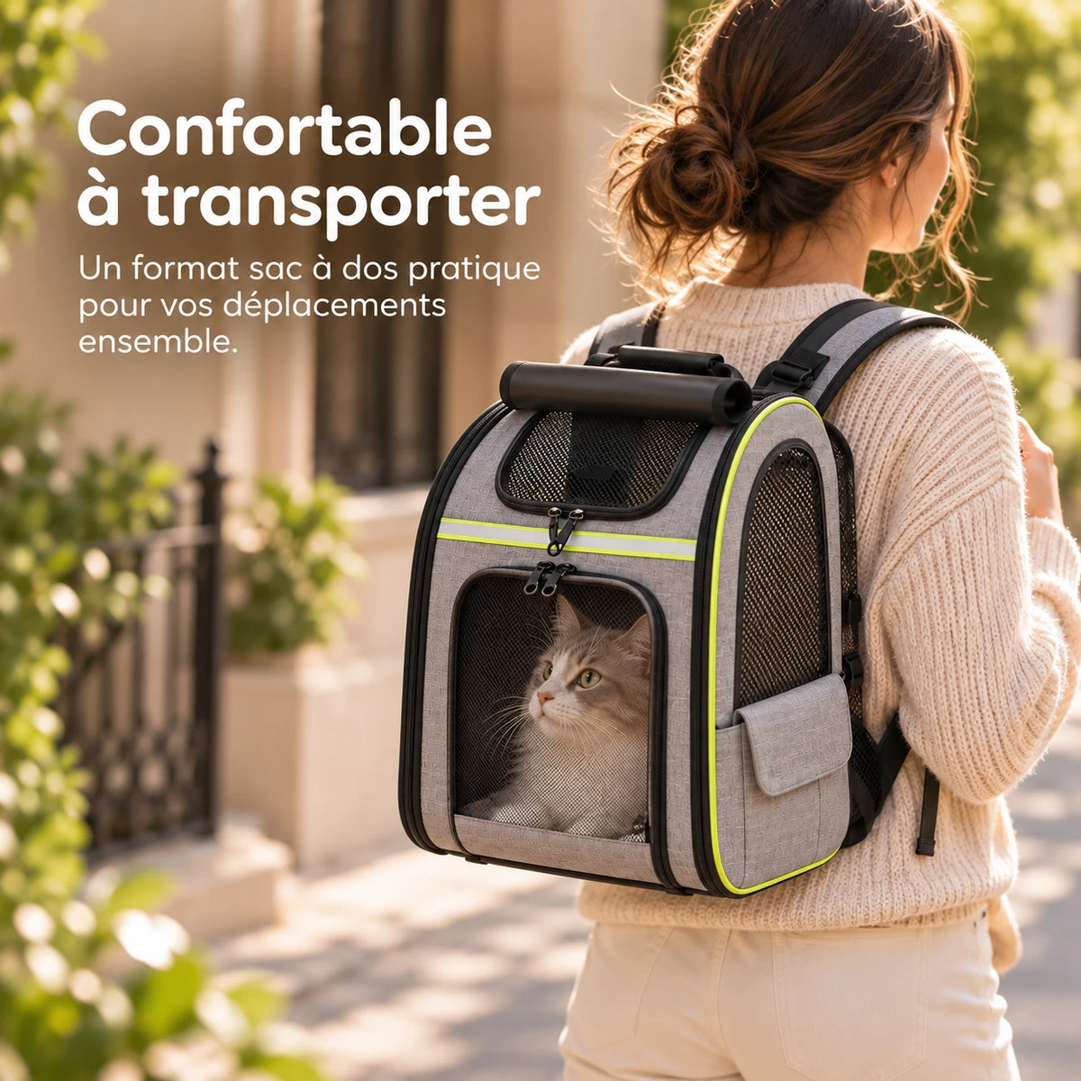 Le sac à dos porté sur les deux épaules, extension repliée, le chat visible à l'avant